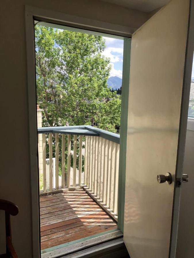 Unit #302 Mountain View 2 Beds In Dt Apartment Канмор Екстериор снимка