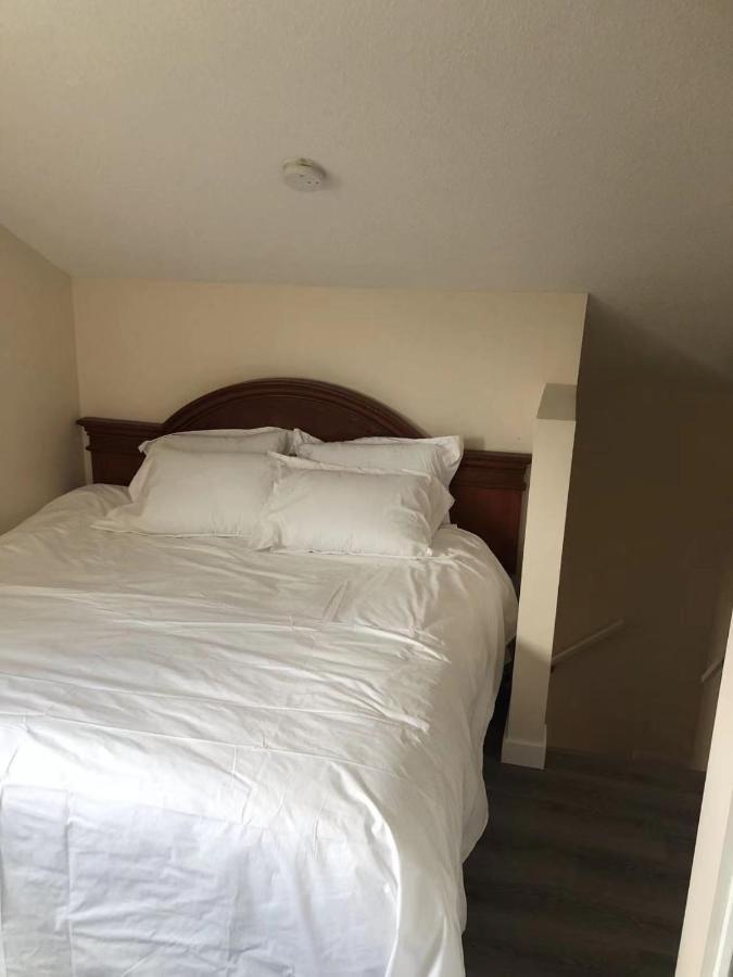 Unit #302 Mountain View 2 Beds In Dt Apartment Канмор Екстериор снимка
