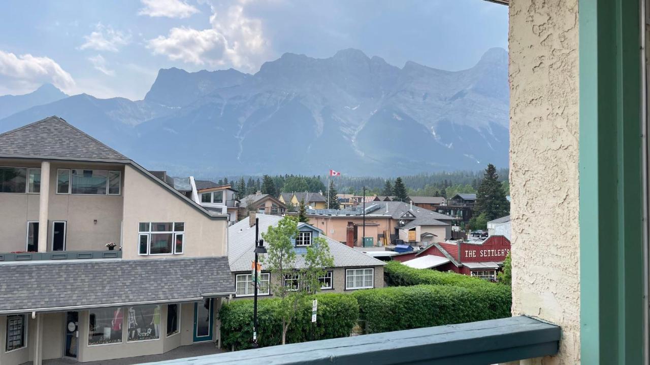 Unit #302 Mountain View 2 Beds In Dt Apartment Канмор Екстериор снимка